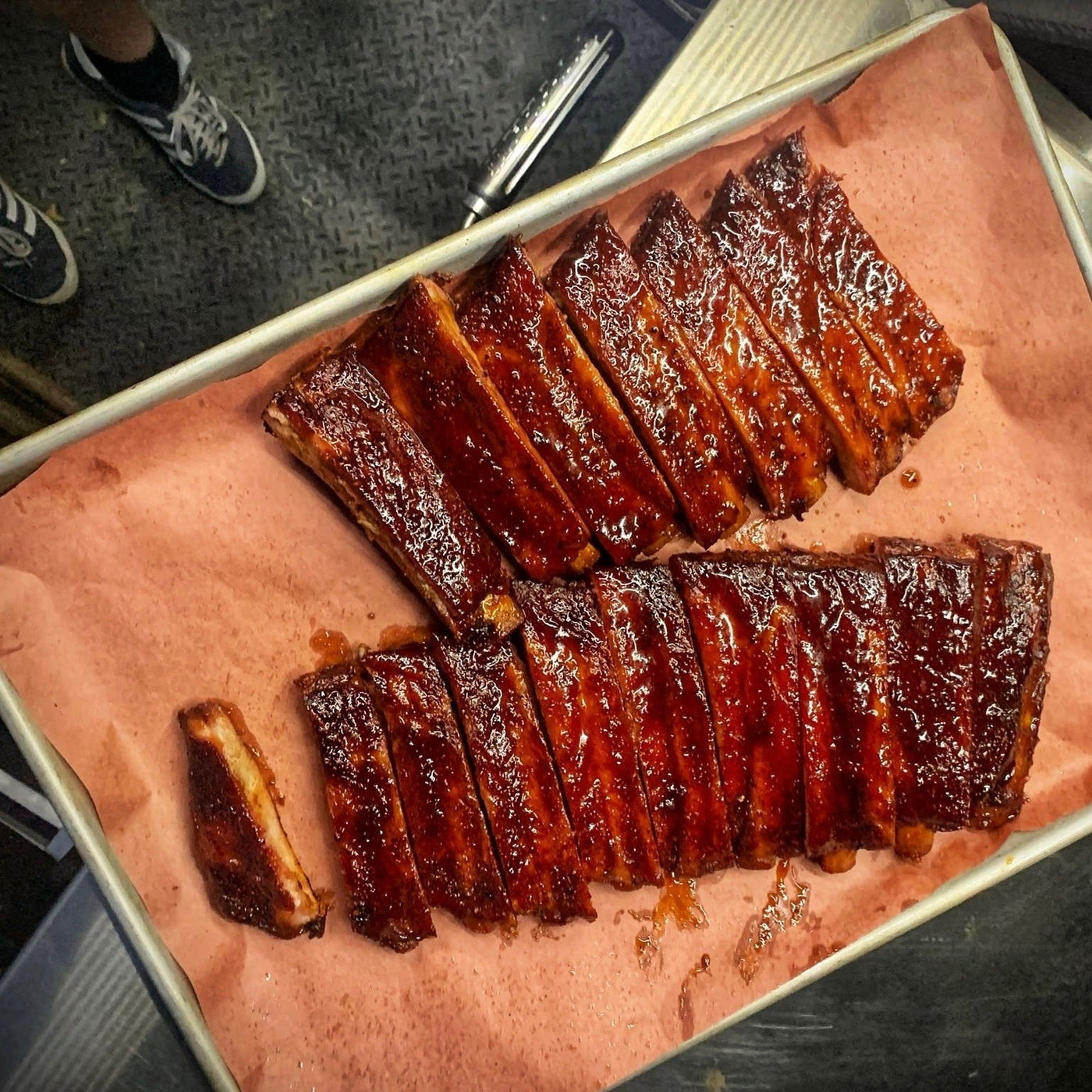 Traag gegaarde spareribs op de barbecue