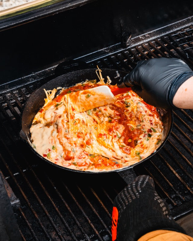 smoked-queso-op-de-weber-pellet-smoker