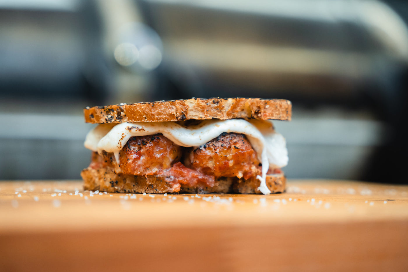 smoked-meatball-sandwich-op-de-offset-smoker