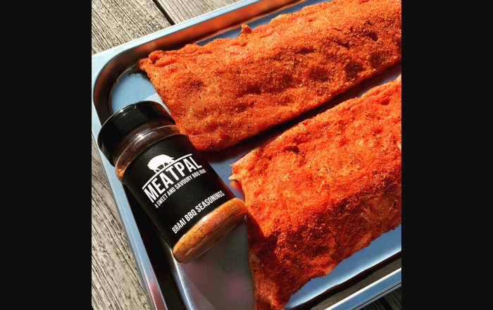 Traag gegaarde spareribs op de barbecue
