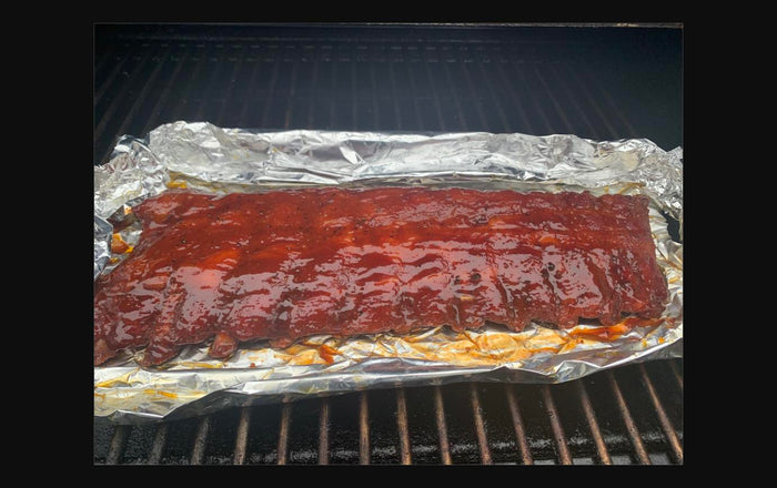 Traag gegaarde spareribs op de barbecue