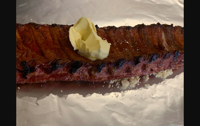 Traag gegaarde spareribs op de barbecue