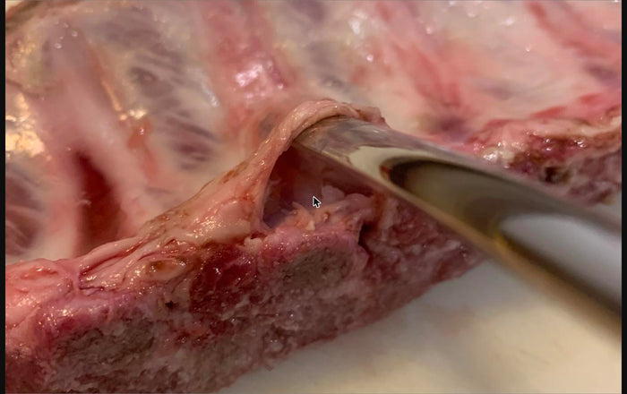 Traag gegaarde spareribs op de barbecue