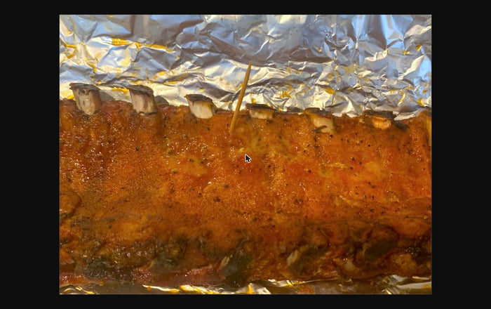 Traag gegaarde spareribs op de barbecue